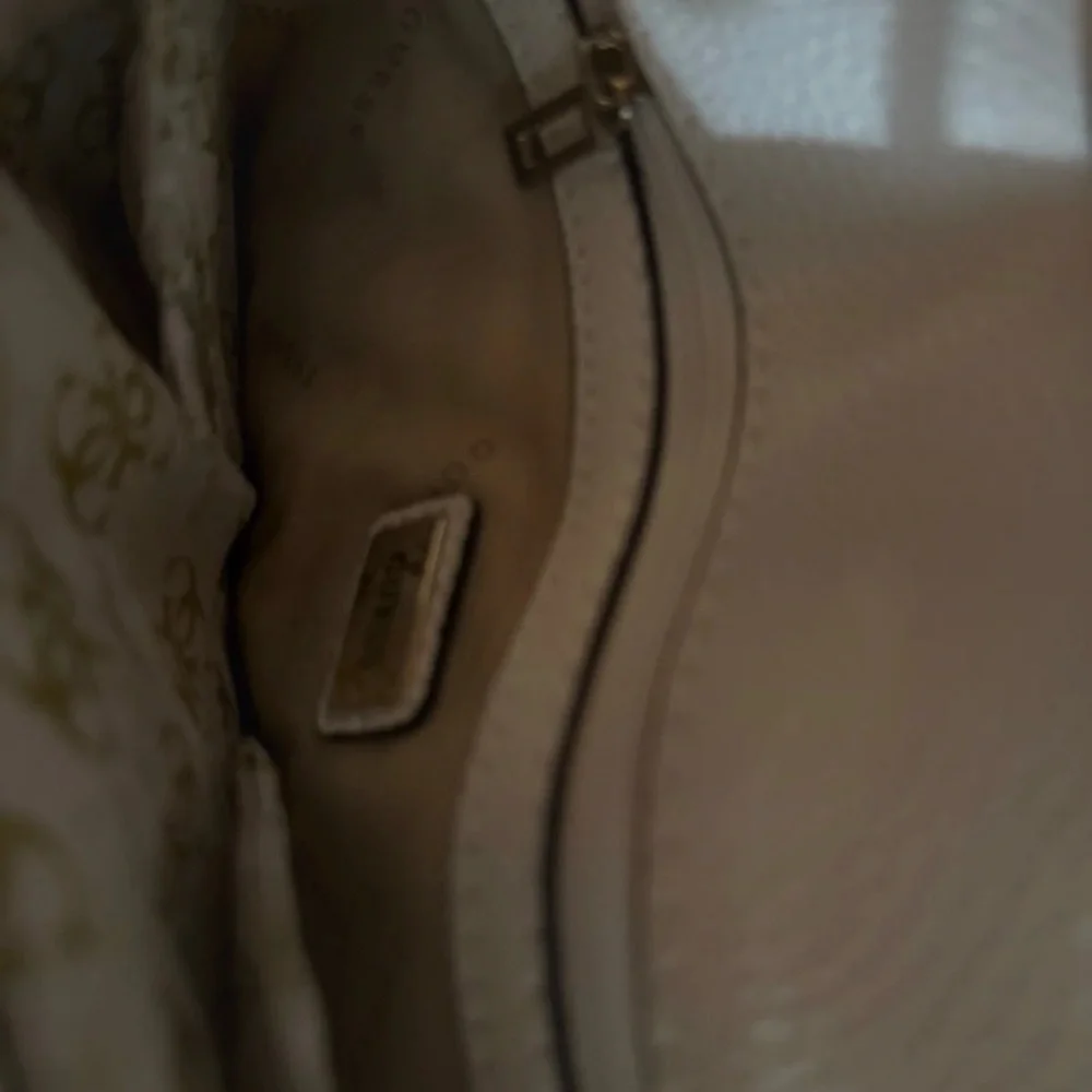 Guess Textured Shoulder Bag - Picture 5 of 11